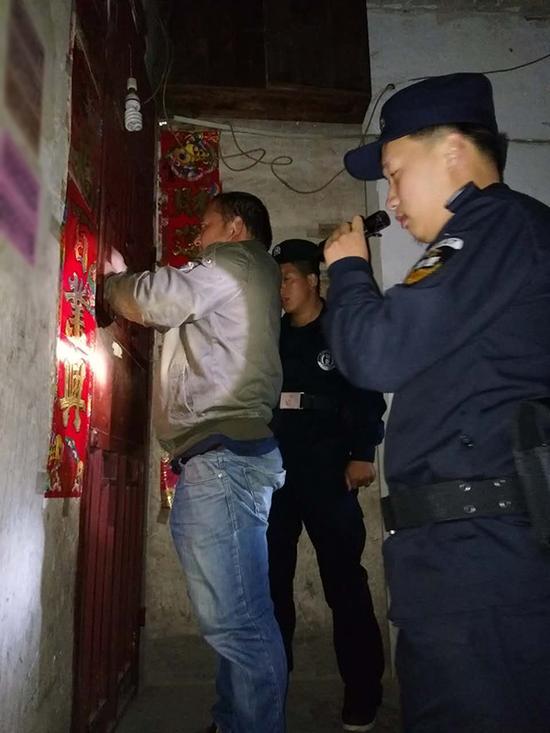 龙场镇粗心妈妈误将幼女锁家中 