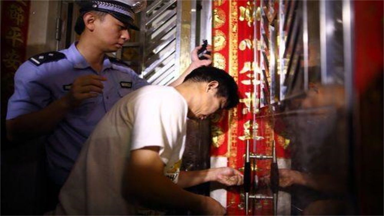 龙场镇请开锁师傅开了锁后，师傅